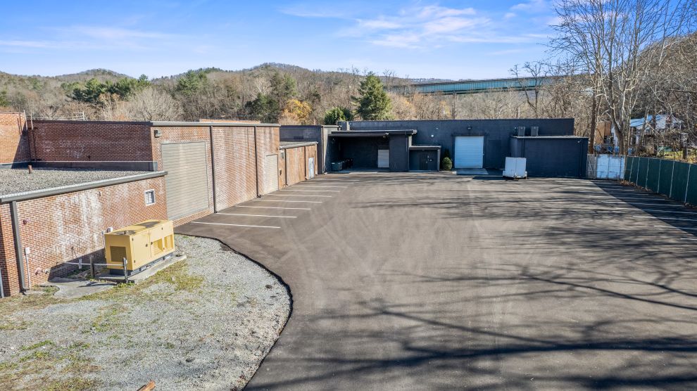 White Sulphur Spring - Parking